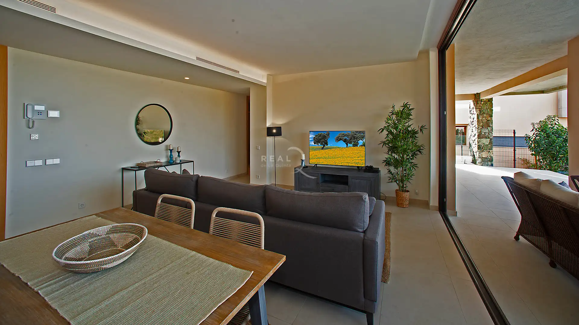 Sala de estar de Piso de alquiler en Benahavís con Aire acondicionado, Calefacción y Jardín privado