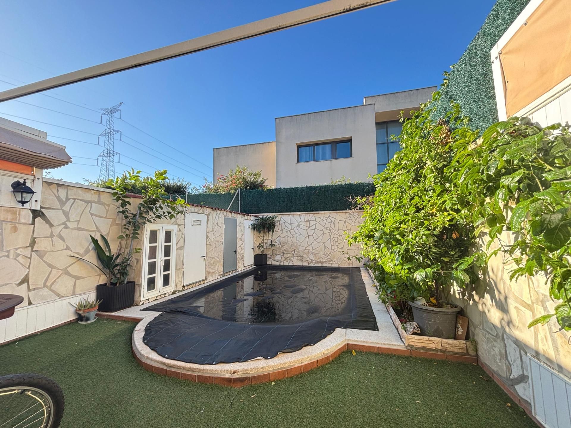 Swimming pool of Single-family semi-detached for sale in Los Barrios  with Swimming Pool
