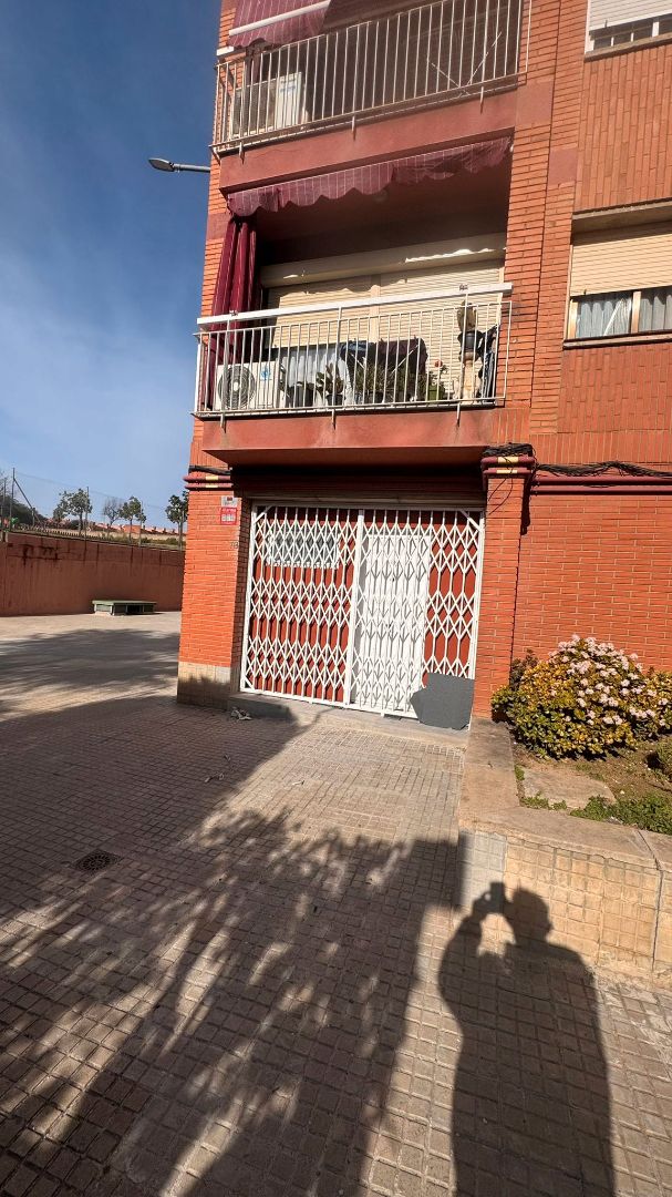 Vista exterior de Local de lloguer en Badalona