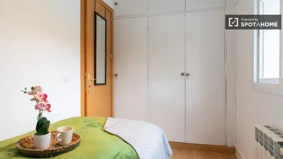 Bedroom of Flat for share in Hortaleza