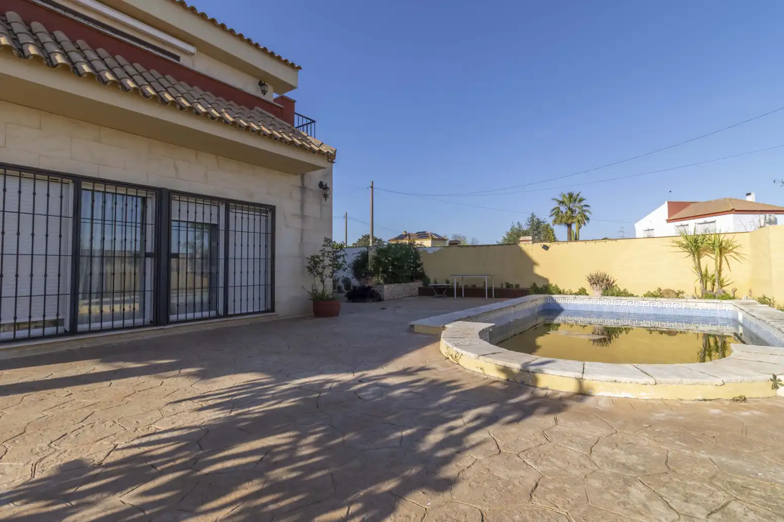 Vista exterior de Casa o xalet en venda en Alcalá de Guadaira amb Aire condicionat, Terrassa i Piscina