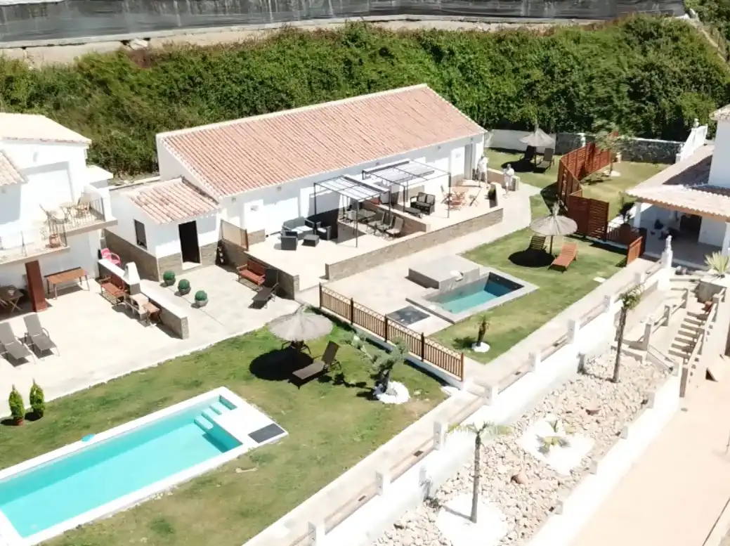 Vista exterior de Casa o xalet en venda en Vélez-Málaga amb Aire condicionat, Jardí privat i Terrassa