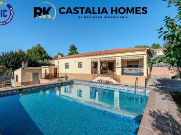 Detached house with pool for sale in Calle Poligono 17 11