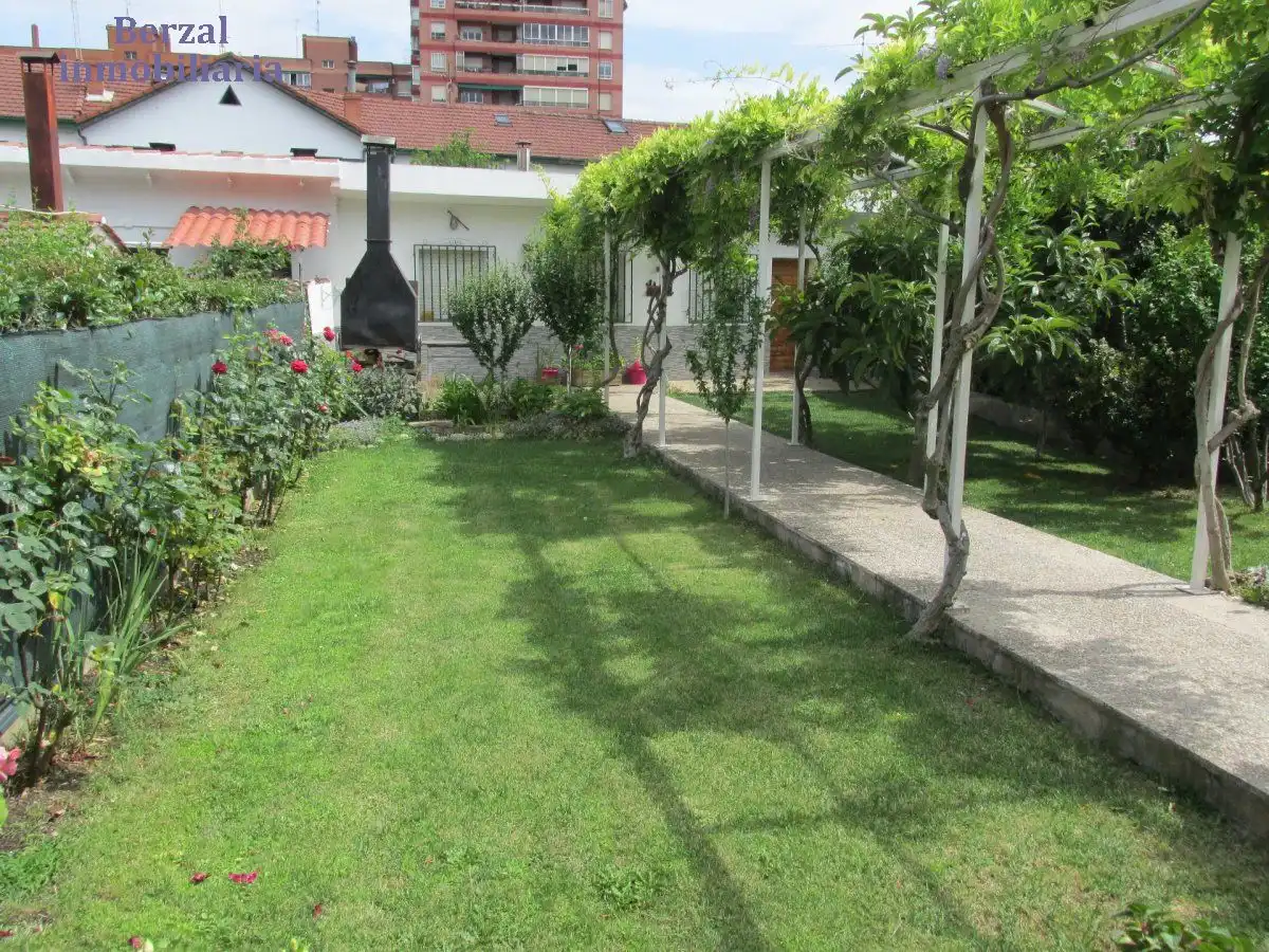 Jardí de Casa o xalet en venda en  Logroño amb Calefacció, Jardí privat i Terrassa