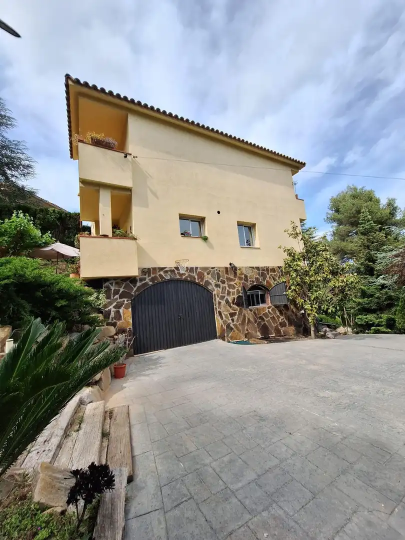 Vista exterior de Casa o xalet en venda en Castellar del Vallès amb Calefacció, Terrassa i Piscina