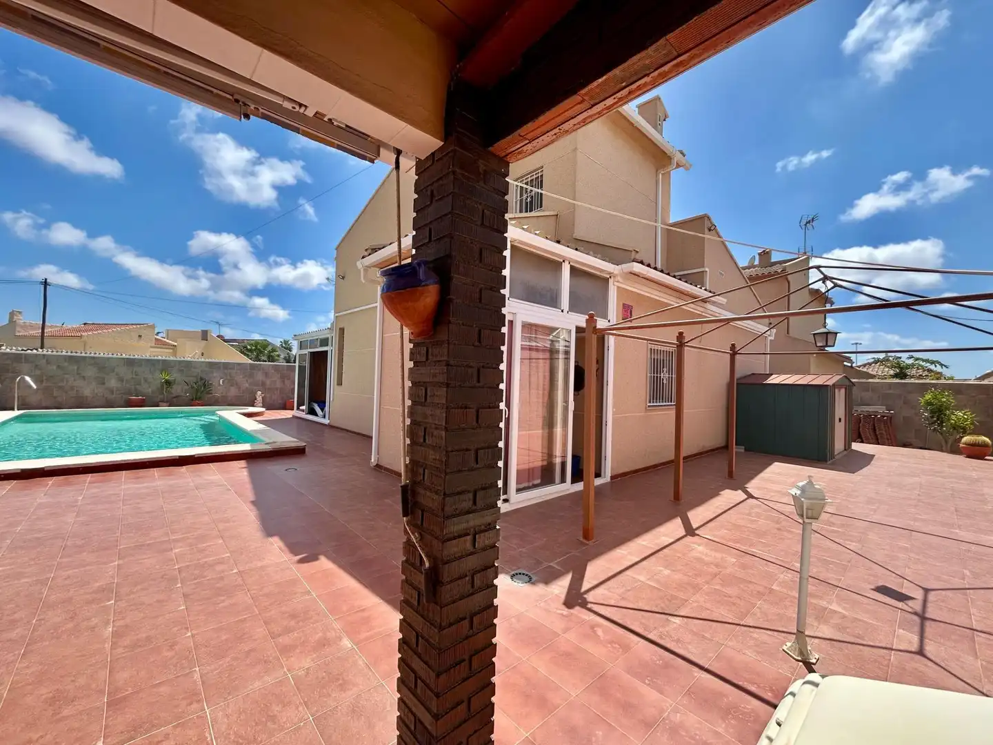 Vista exterior de Casa o xalet en venda en Torrevieja amb Aire condicionat, Calefacció i Jardí privat