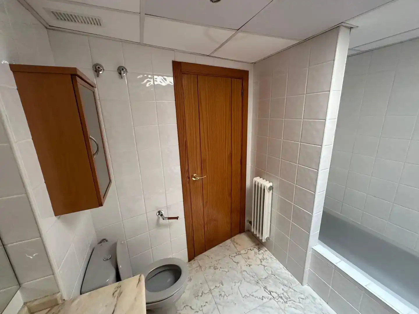 Bany de Pis de lloguer en Jaén amb Aire condicionat, Piscina i Moblat