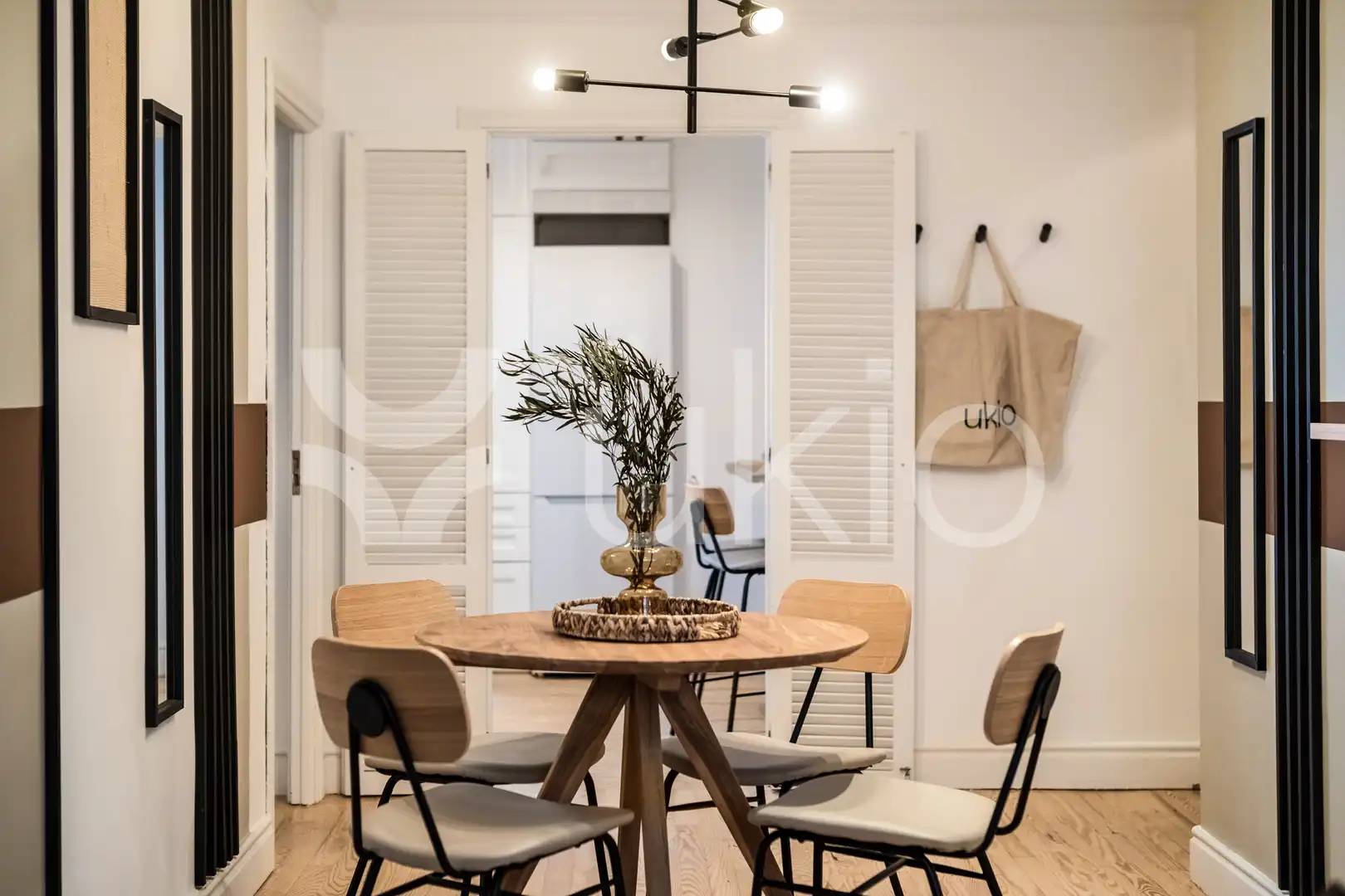Menjador de Apartament de lloguer en Madrid amb Aire condicionat, Calefacció i Moblat