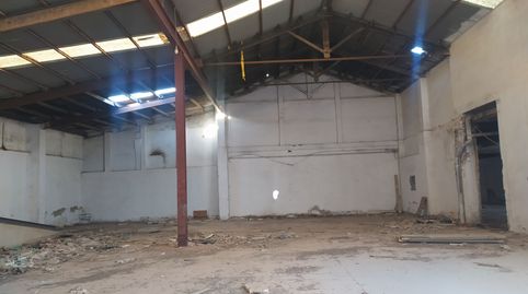 Nave con patio (son 2053 m de superficie gráfica y 1412 construidos). Con acceso para camiones y muelle de carga.