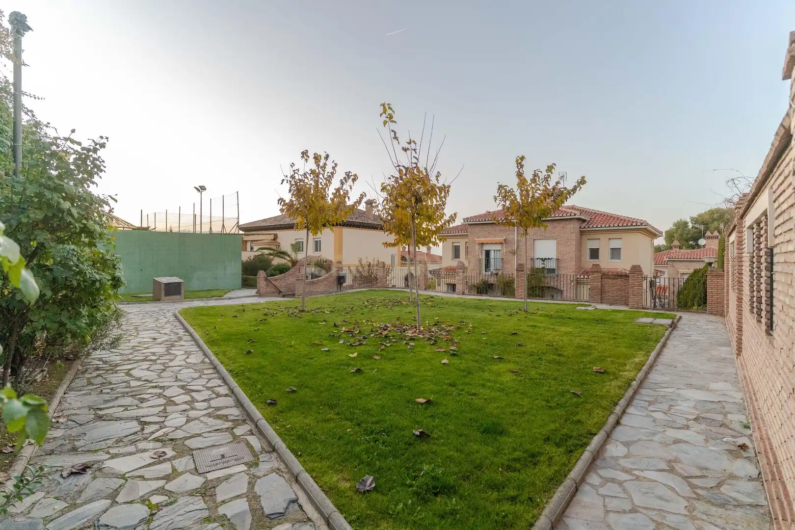 Vista exterior de Casa adosada en venda en La Zubia amb Aire condicionat, Jardí privat i Traster