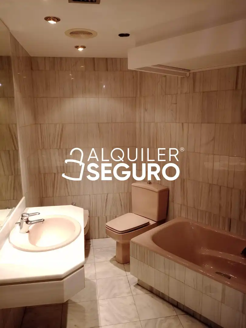 Bathroom of Flat for rent in Valladolid  with Air Conditioner and Heating
