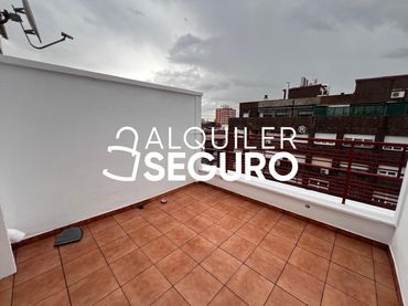 Penthouse with lift to rent in de Clara del Rey