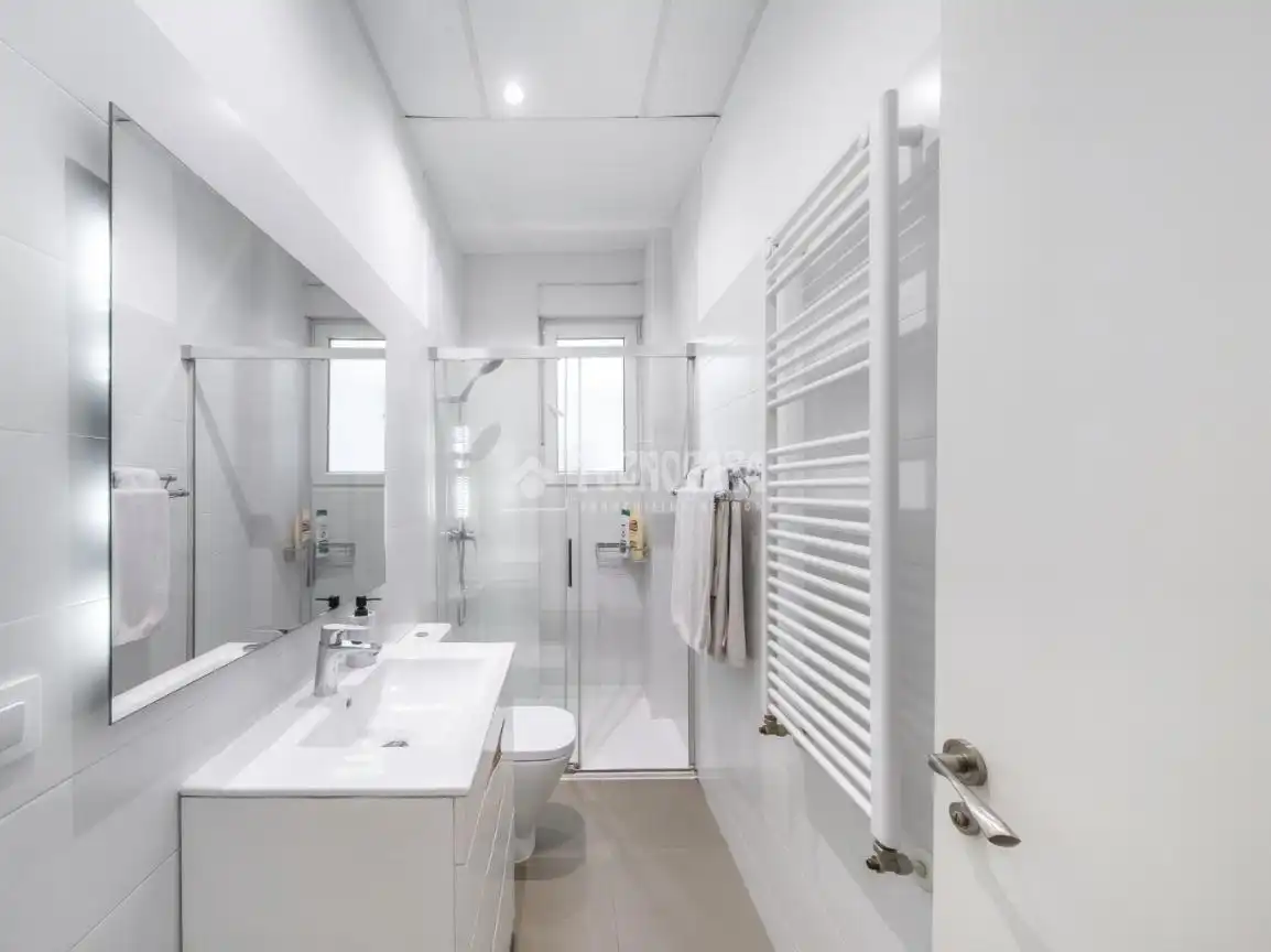Bathroom of Flat for sale in Madrid  with Air Conditioner and Heating