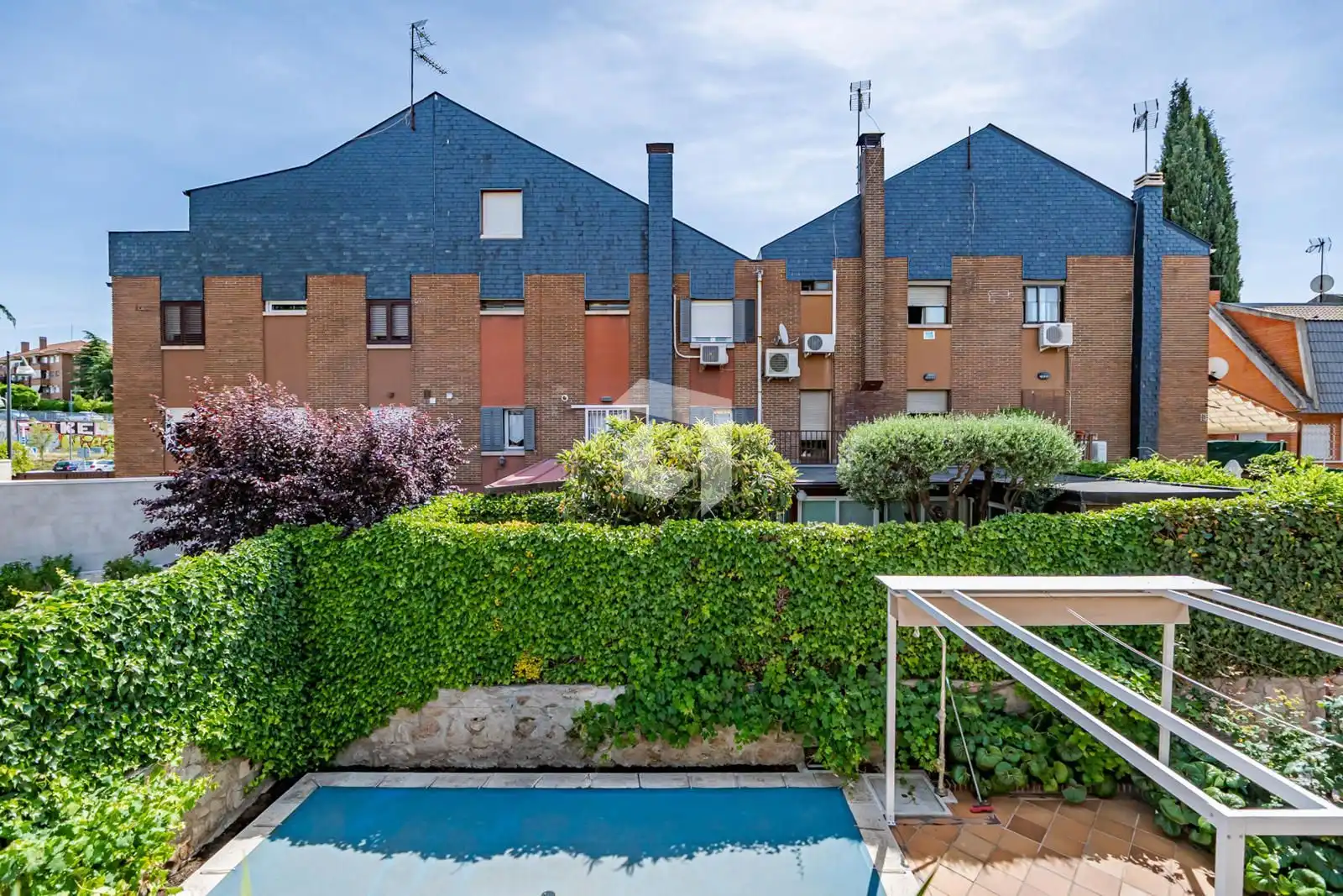 Vista exterior de Casa adosada en venda en Pozuelo de Alarcón amb Aire condicionat, Calefacció i Jardí privat