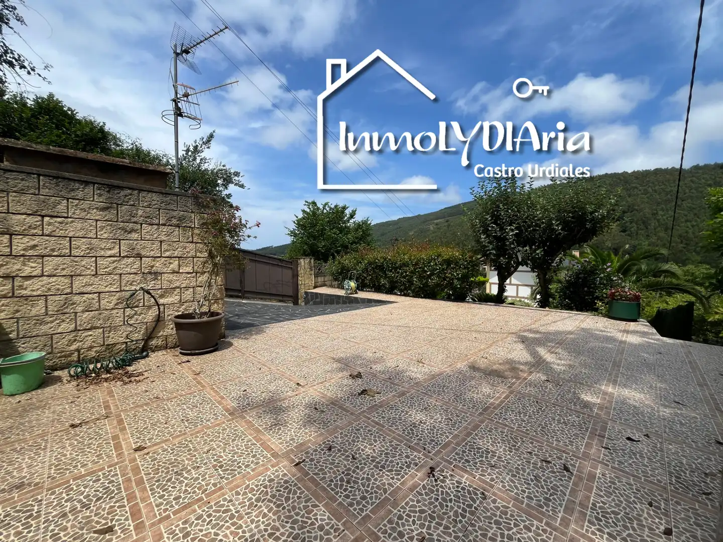 Vista exterior de Casa o xalet en venda en Castro-Urdiales amb Aire condicionat, Calefacció i Jardí privat