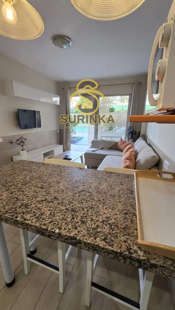 Sala de estar de Piso de alquiler en San Bartolomé de Tirajana con Terraza, Piscina y Amueblado