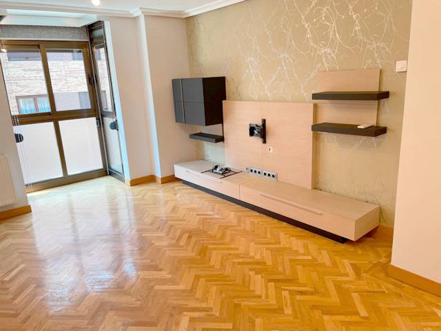 Piso en Alquiler en Calle del Valle del Silencio en Valdezarza