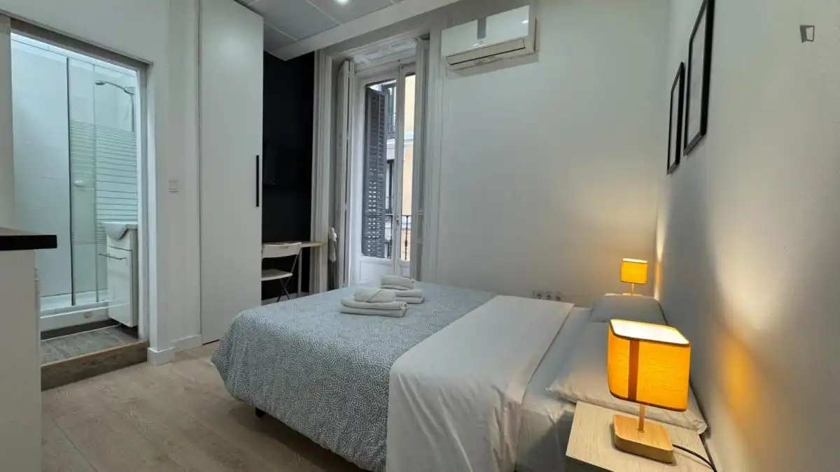 Schlafzimmer von Wohnung zur Miete in Madrid mit Klimaanlage, Heizung und Möbliert