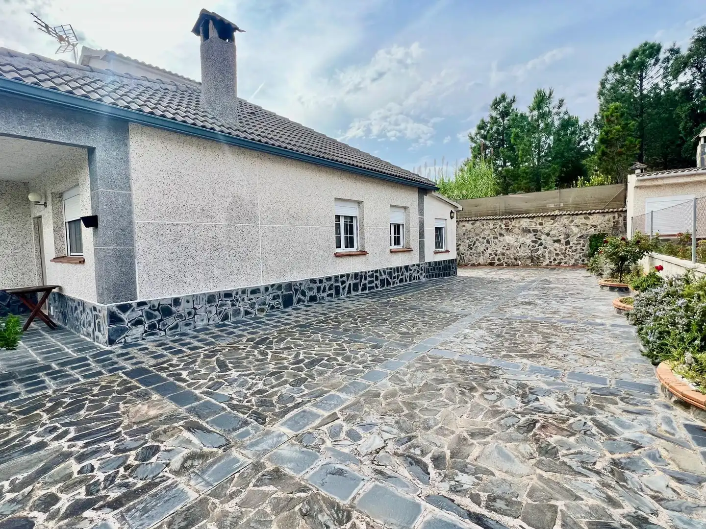Vista exterior de Casa o xalet en venda en Riudarenes amb Aire condicionat, Terrassa i Piscina