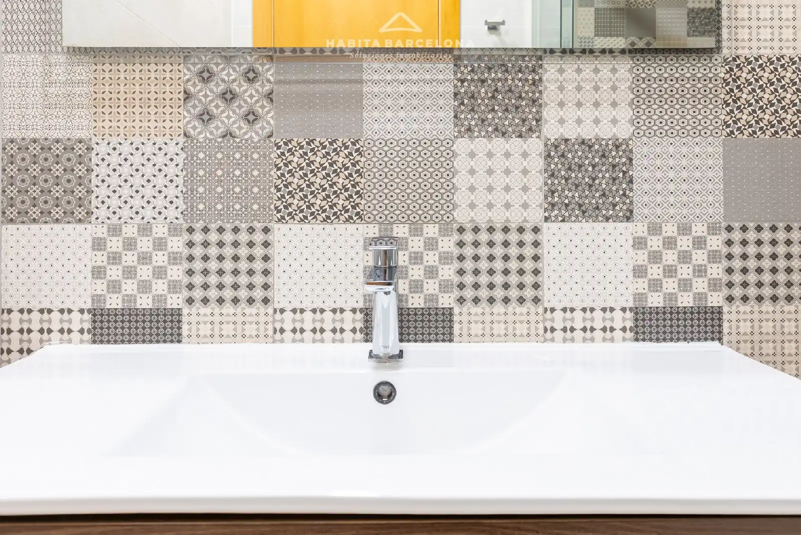 Badezimmer von Wohnung zum Verkauf in Barcelona mit Klimaanlage, Heizung und Parkett