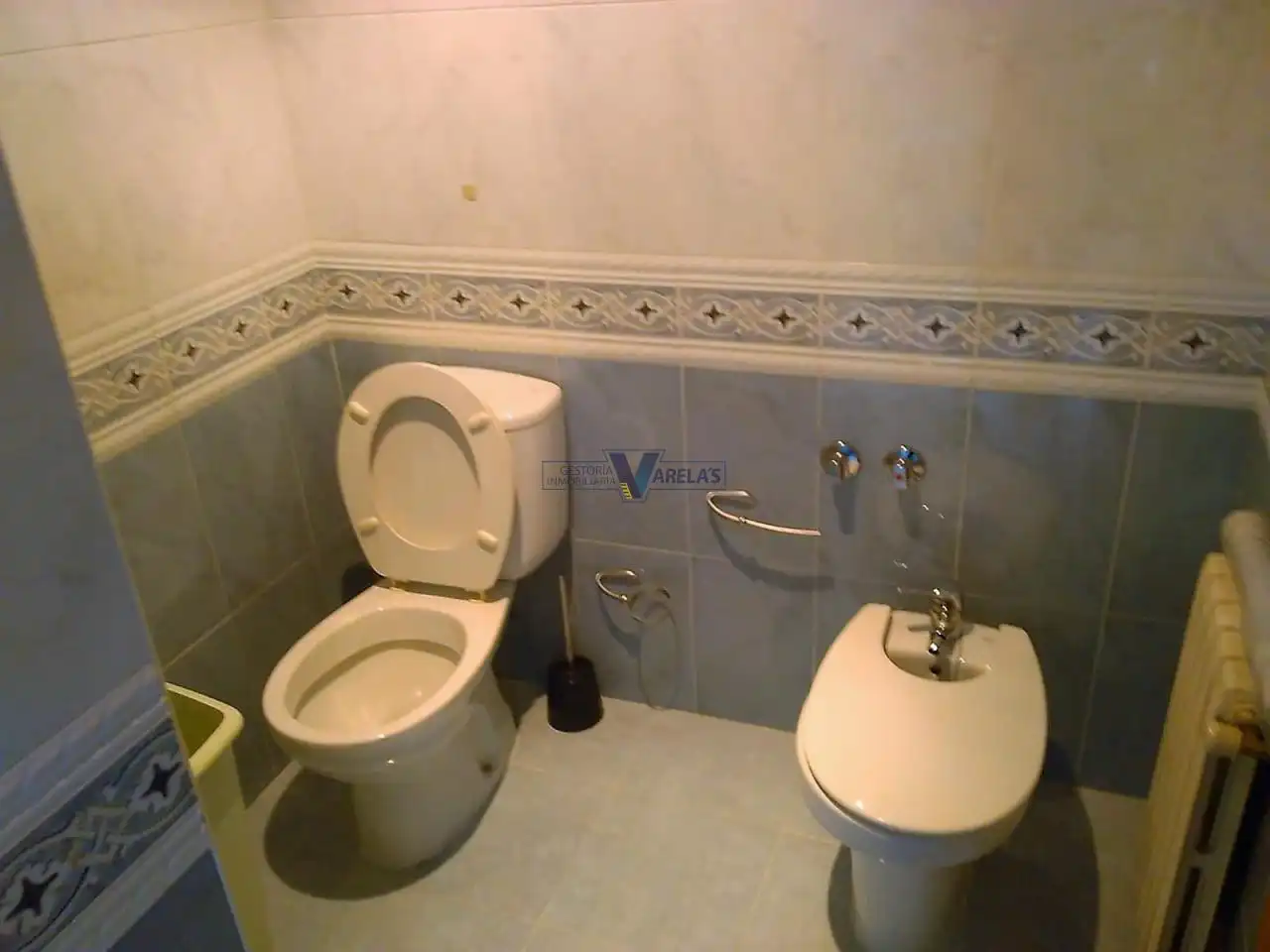 Badezimmer von Wohnungen zur Miete in Ourense Capital  mit Klimaanlage, Heizung und Parkett