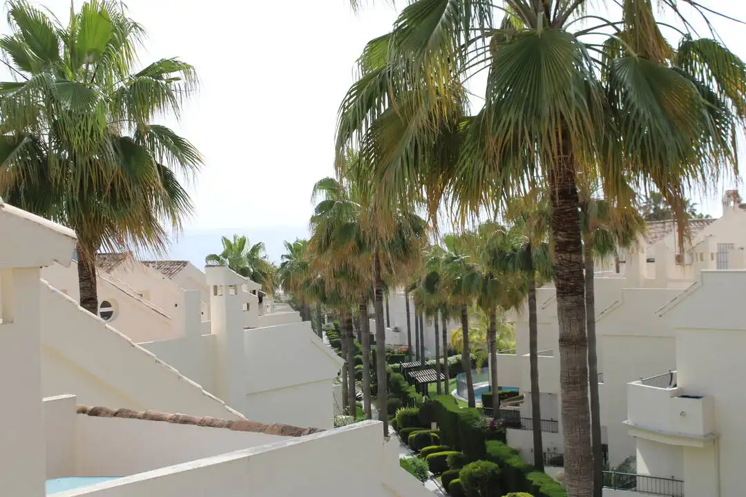 Vista exterior de Casa adosada en venta en Marbella con Jardín privado, Terraza y Trastero
