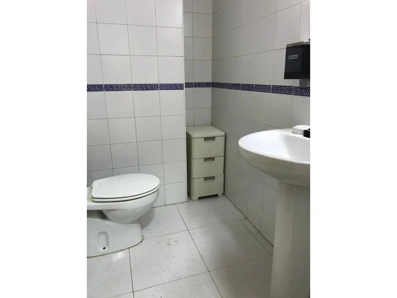 Bathroom of Commercial properties for rent in Toledo  with Air Conditioner