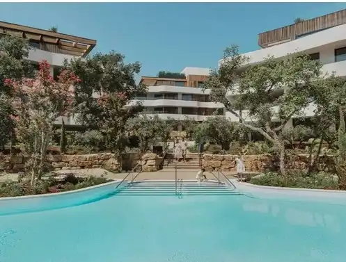 Schwimmbecken von Wohnung zum Verkauf in Sotogrande mit Klimaanlage, Heizung und Privatgarten