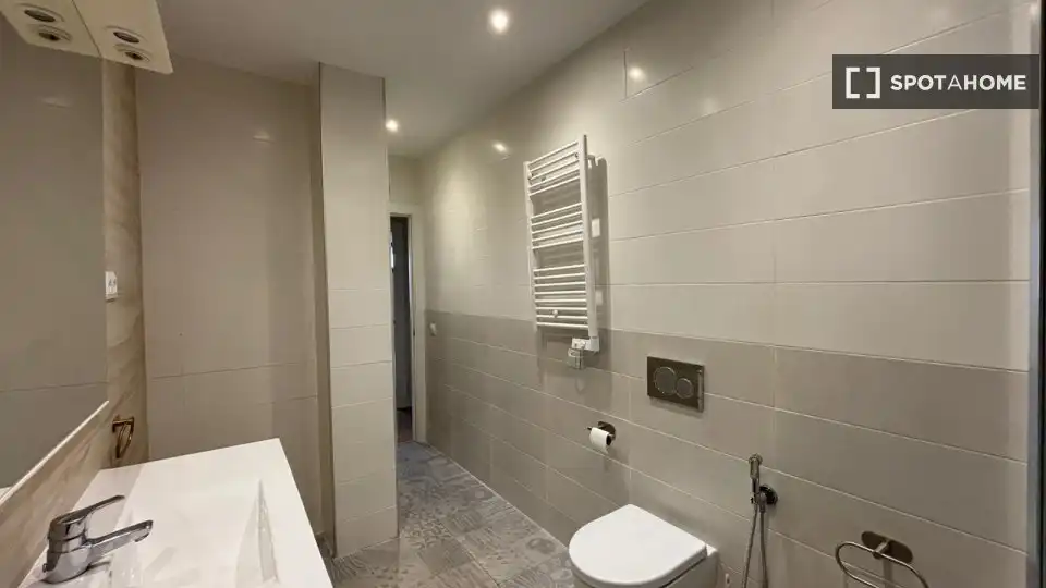 Baño de Piso para compartir en Madrid con Aire acondicionado, Calefacción y Amueblado