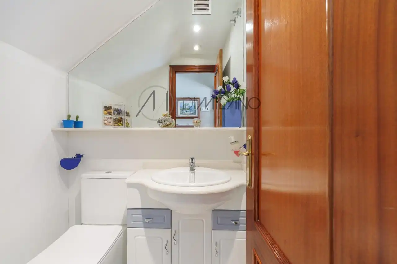 Baño de Casa adosada en venta en Vigo  con Calefacción, Jardín privado y Parquet