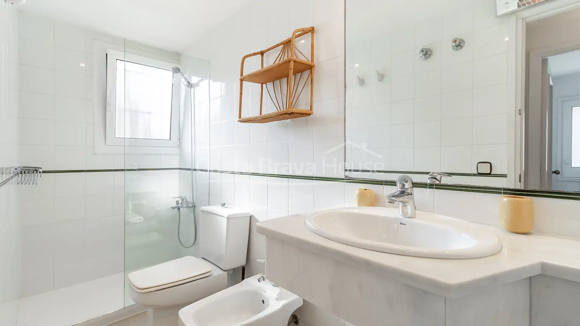 Badezimmer von Einfamilien-Reihenhaus zum Verkauf in Palafrugell mit Klimaanlage, Heizung und Privatgarten