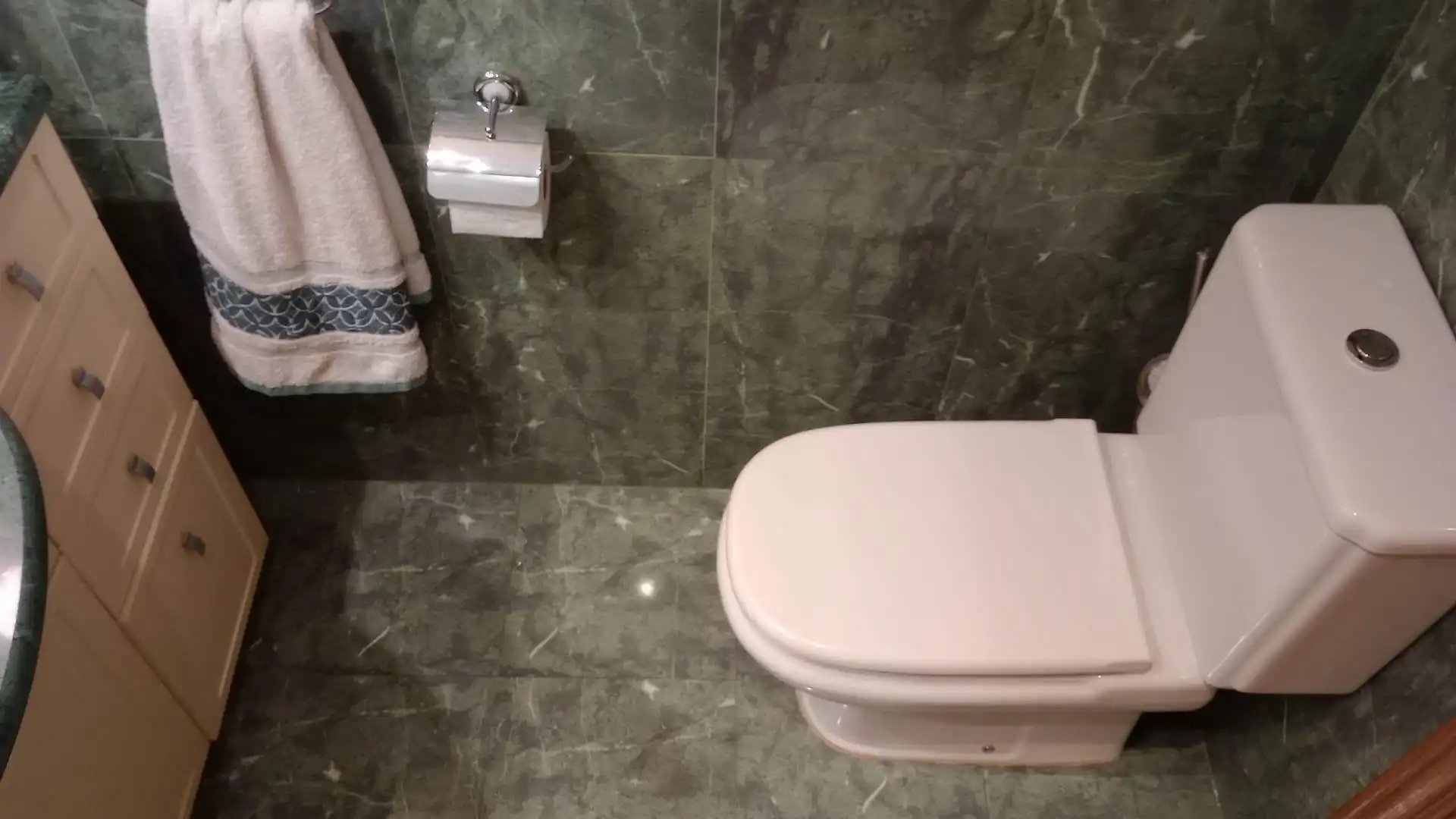 Baño de Piso en venta en Benidorm con Aire acondicionado, Calefacción y Jardín privado