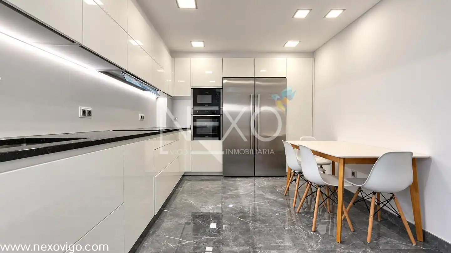 Cocina de Piso en venta en Vigo  con Calefacción, Trastero y Amueblado