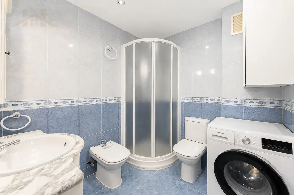 Baño de Piso en venta en Alcorcón con Terraza, Amueblado y Horno