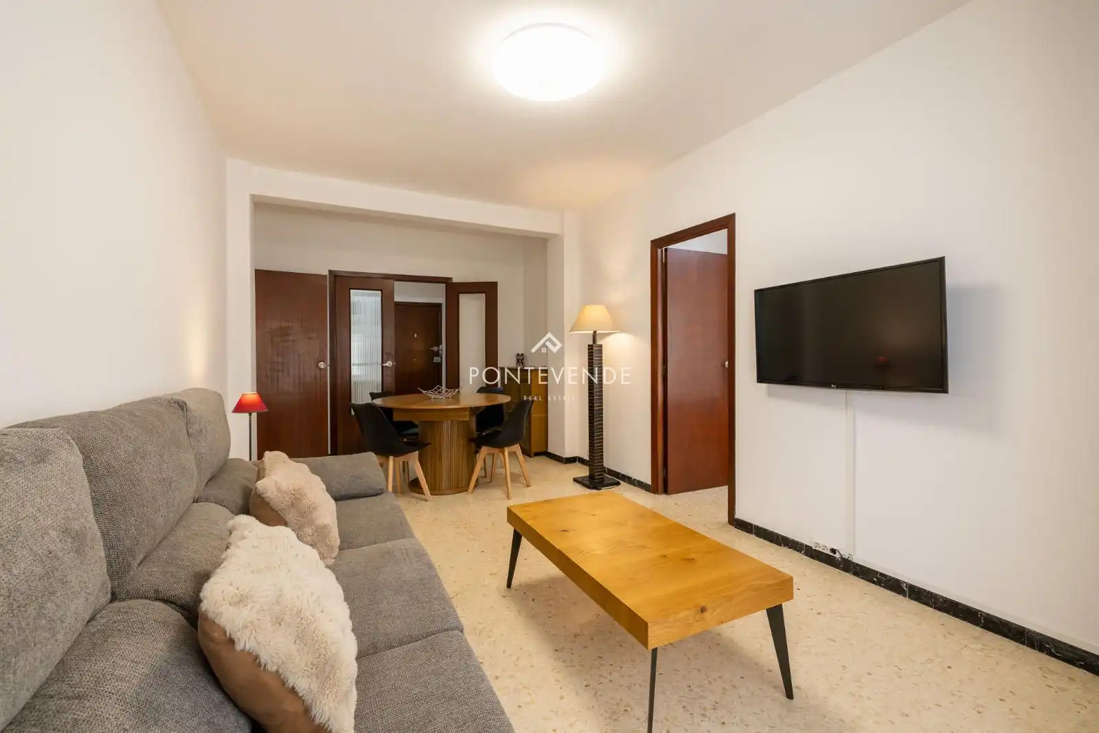 Sala d'estar de Pis en venda en Pontevedra Capital  amb Calefacció, Terrassa i Moblat