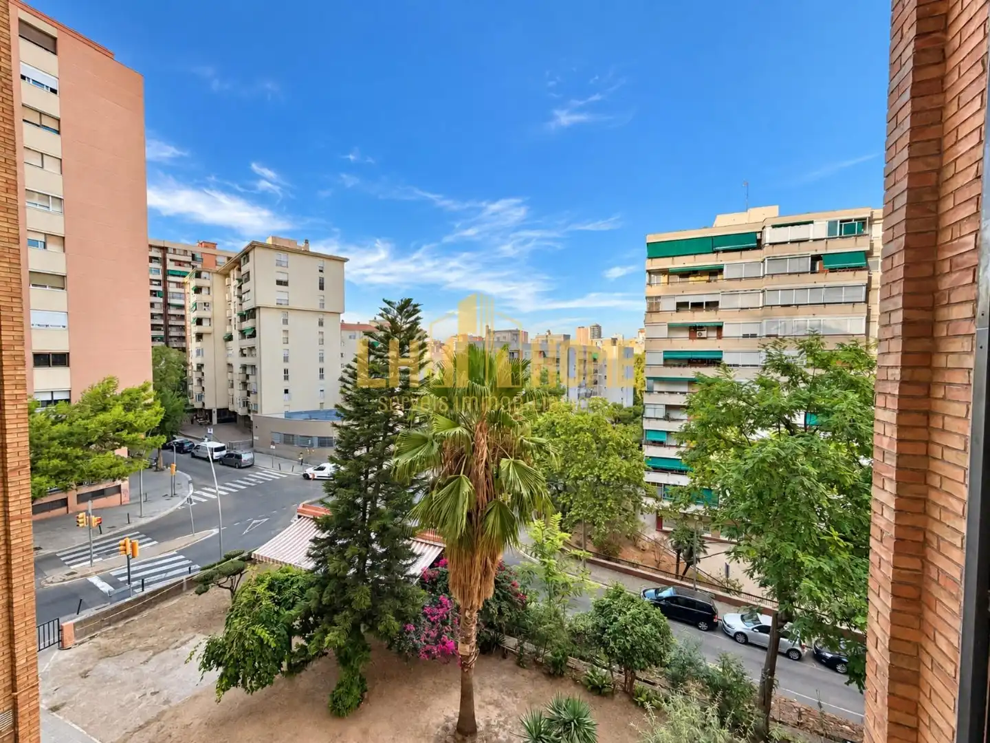 Vista exterior de Pis en venda en L'Hospitalet de Llobregat amb Calefacció, Jardí privat i Moblat