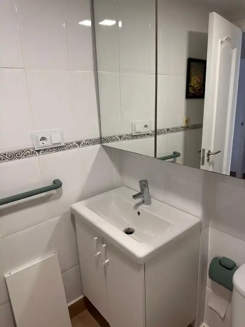 Baño de Piso de alquiler en La Manga del Mar Menor con Jardín privado, Piscina y Amueblado