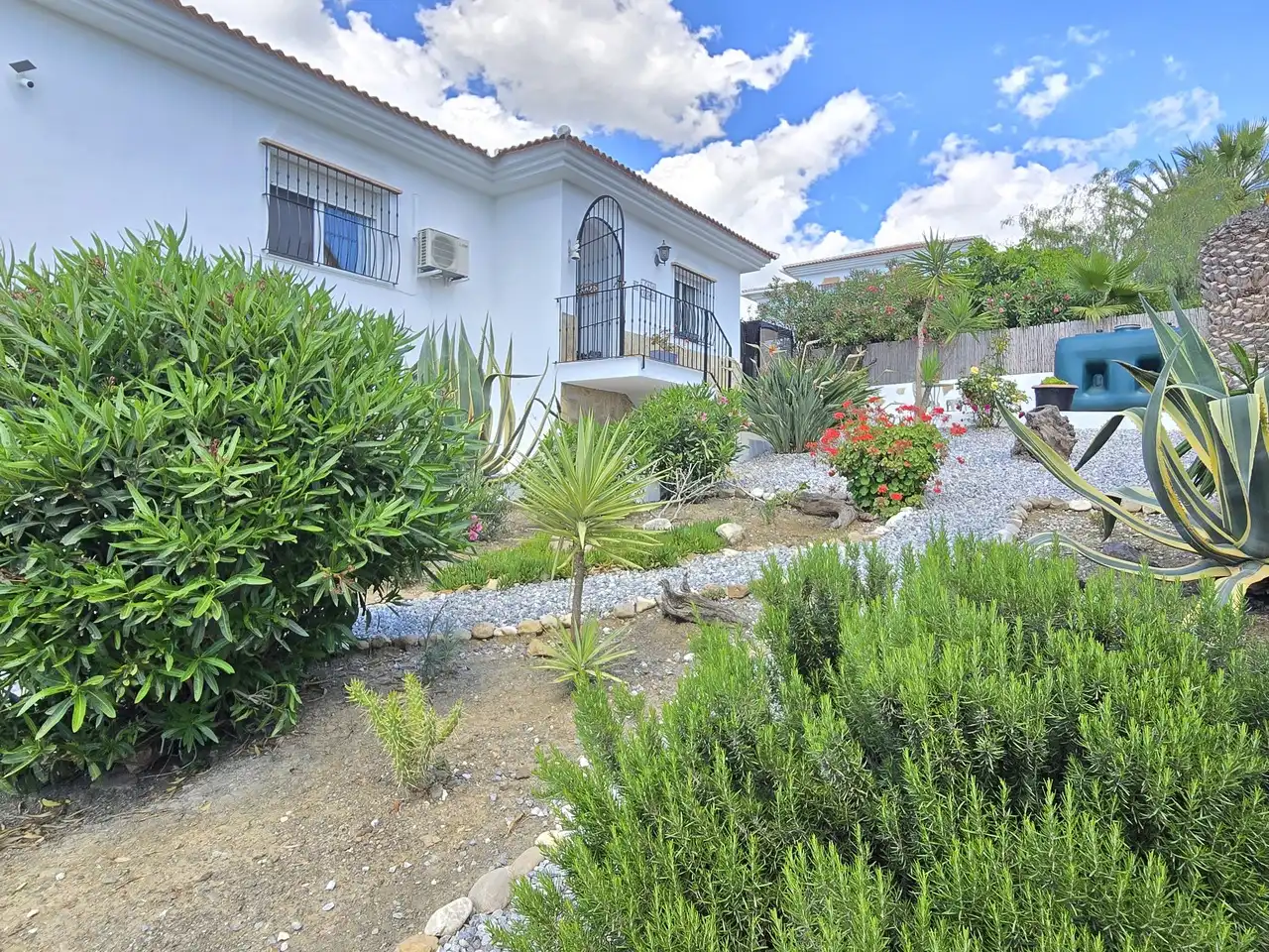 Vista exterior de Casa o chalet en venta en Alcaucín con Aire acondicionado y Piscina
