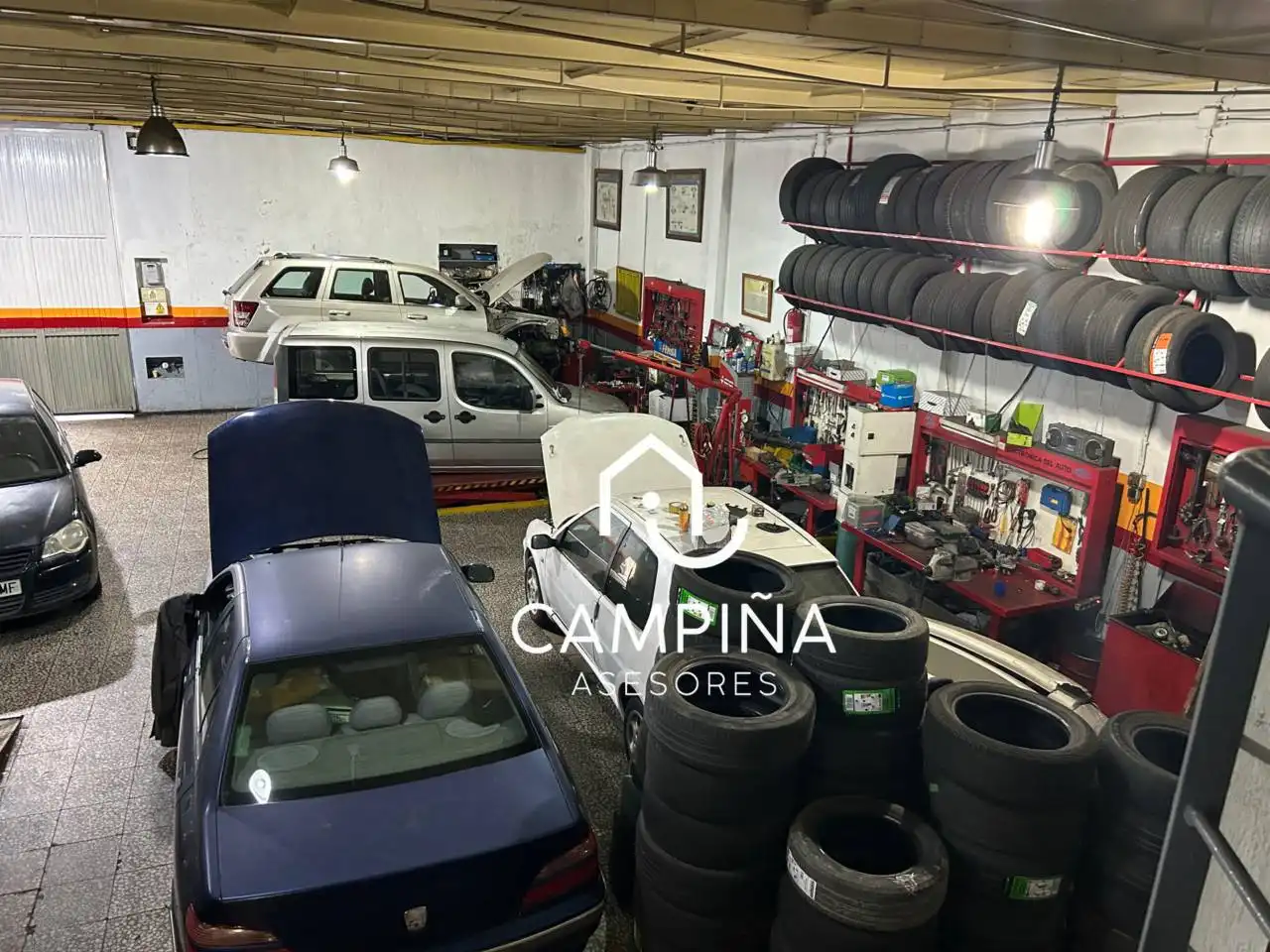 Parkplatz von Fabrikhallen zum Verkauf in Huelva