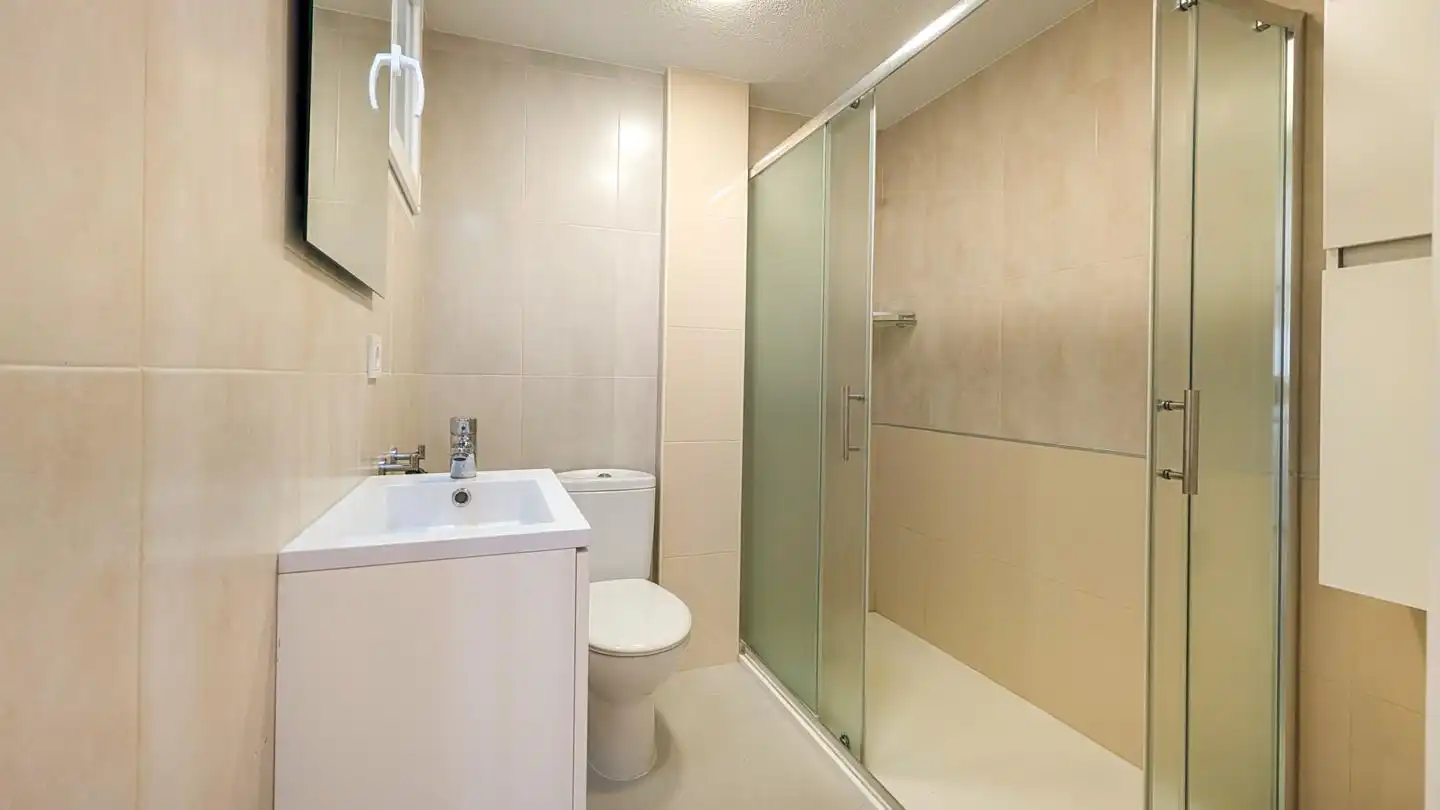 Badezimmer von Wohnung zum Verkauf in Santa Pola mit Klimaanlage und Terrasse