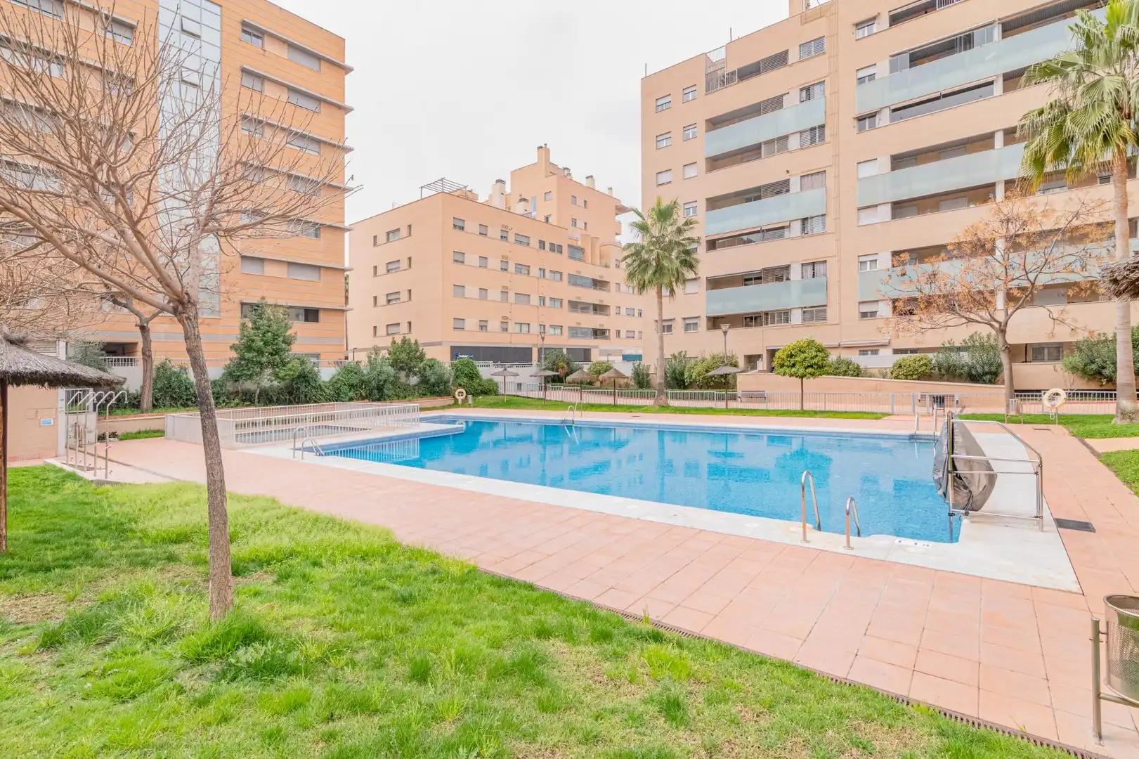 Piscina de Piso en venta en Granada con Aire acondicionado, Calefacción y Jardín privado