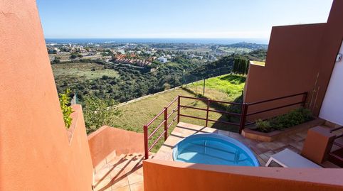 Casa Adosada con vistas al mar y montaña para venta en La Alqueria, Benahavis., imatge 2