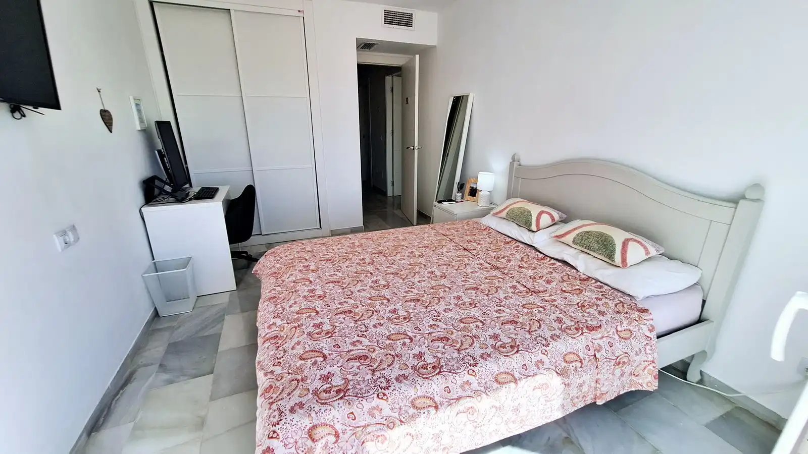 Habitación de Casa adosada en venta en Manilva con Aire acondicionado, Terraza y TV