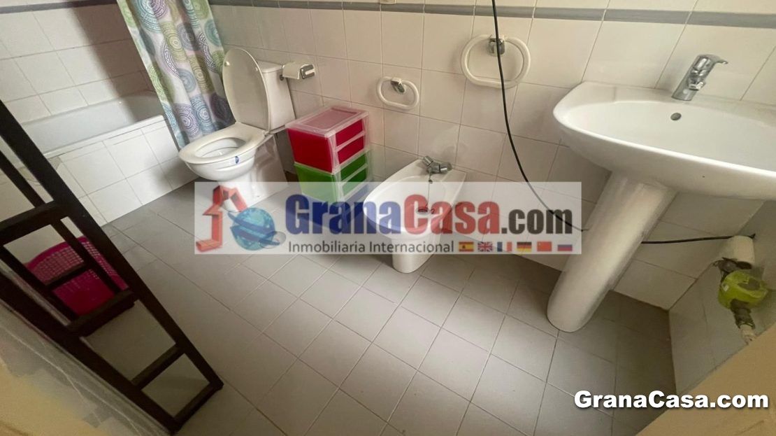 Baño de Piso de alquiler en  Granada Capital con Aire acondicionado, Calefacción y Amueblado