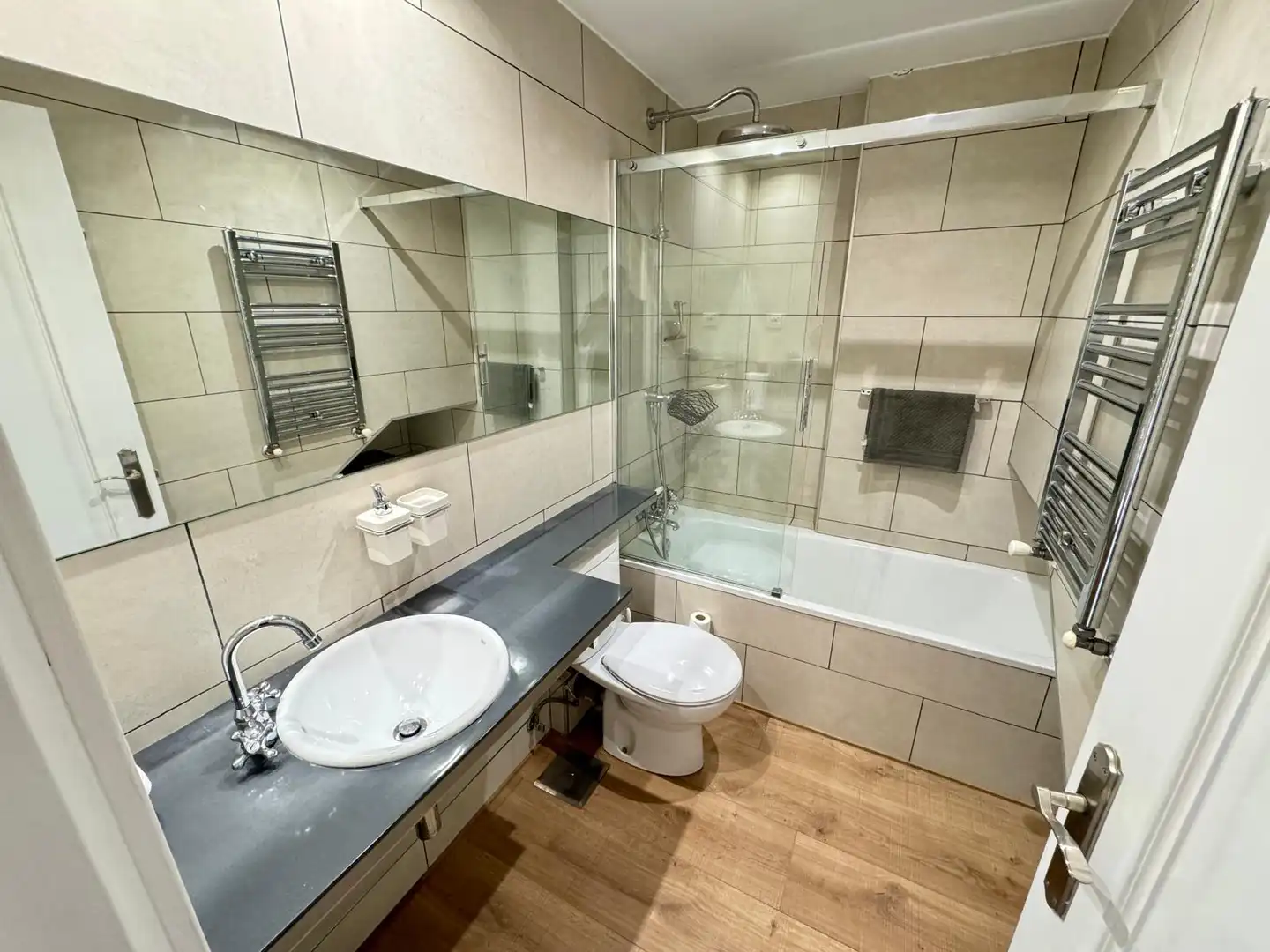 Badezimmer von Maisonette zum Verkauf in Madrid mit Klimaanlage und Privatgarten