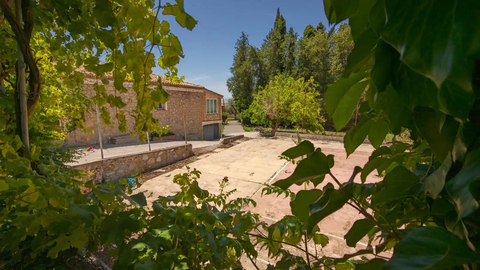 Vista exterior de Casa o xalet en venda en La Zubia amb Aire condicionat, Jardí privat i Traster