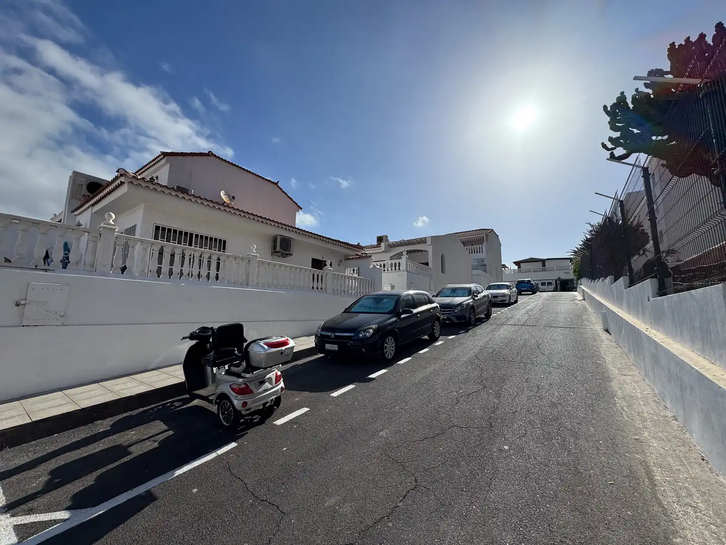 Parkplatz von Haus oder Chalet zum Verkauf in Adeje mit Klimaanlage, Privatgarten und Terrasse