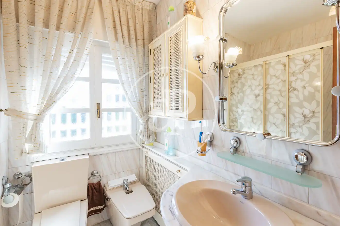 Baño de Casa adosada en venta en Madrid con Aire acondicionado, Calefacción y Jardín privado