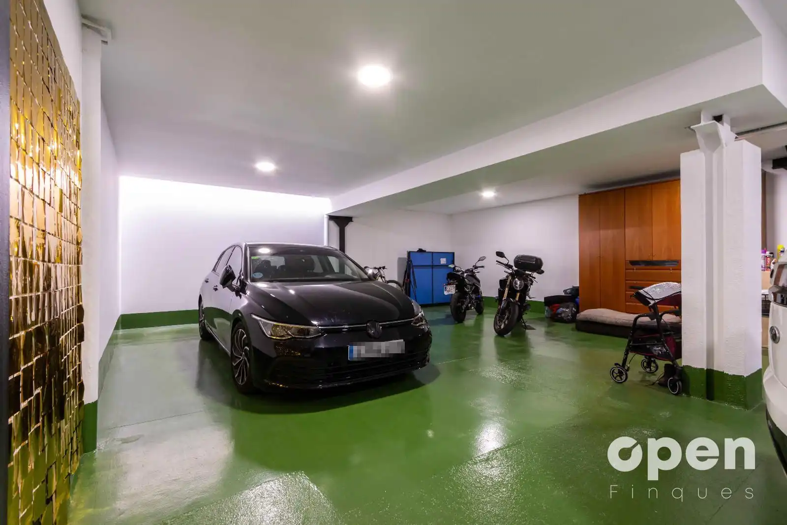 Parkplatz von Einfamilien-Reihenhaus zum Verkauf in Terrassa mit Klimaanlage, Heizung und Terrasse