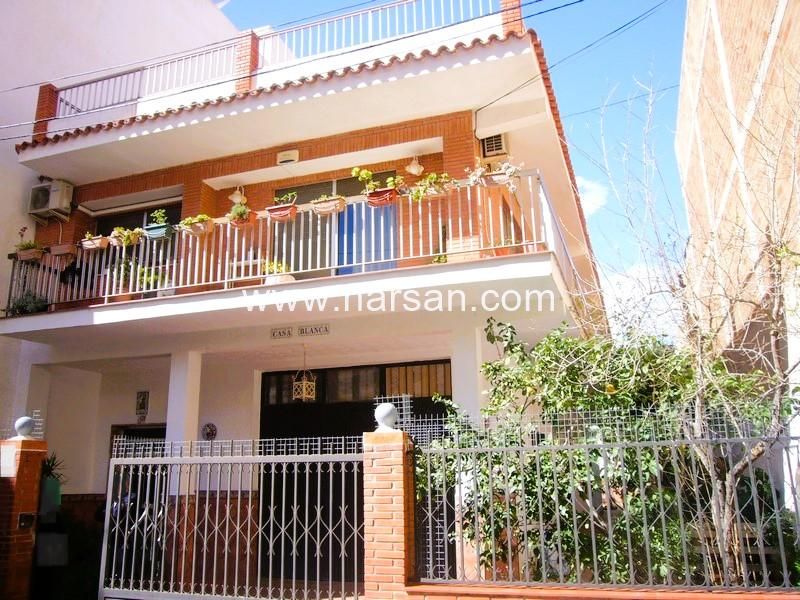 Vista exterior de Casa o xalet en venda en Almazora / Almassora amb Aire condicionat, Jardí privat i Terrassa